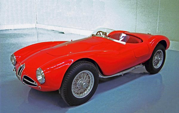 05-3(02-05-21) 1953 AlfaRomeo Disco Voiante fianchi stretti(幅が狭く横腹が締まったの意味）.jpg