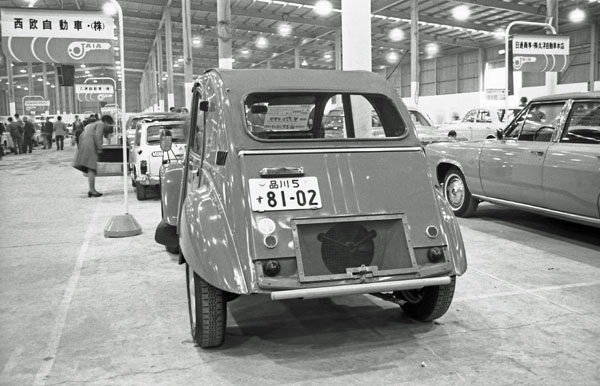 05-3d (219-06) 1967 Citroen 2CV Sahara.jpg