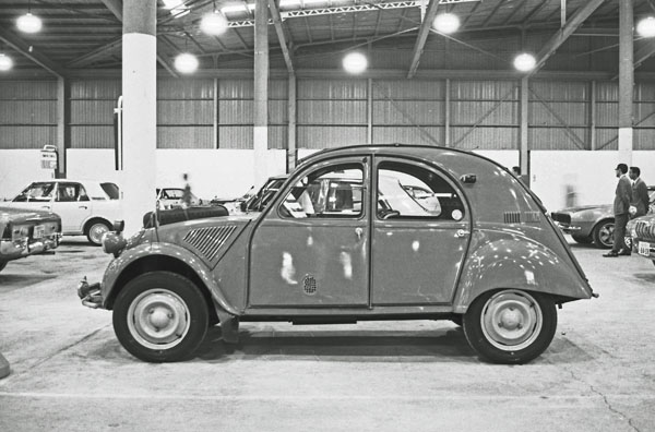 05-3e (219-07) 1967 Citroen 2CV Sahara.jpg