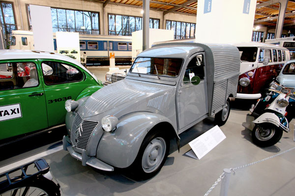 06-1a 08-01-16_3428 1955 Citroen 2CV AZU 250 BoxDuck.JPG