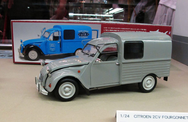 06-2a 13-05-18_068  Citroen 2CV Fourgonnette(by Ebbro).JPG