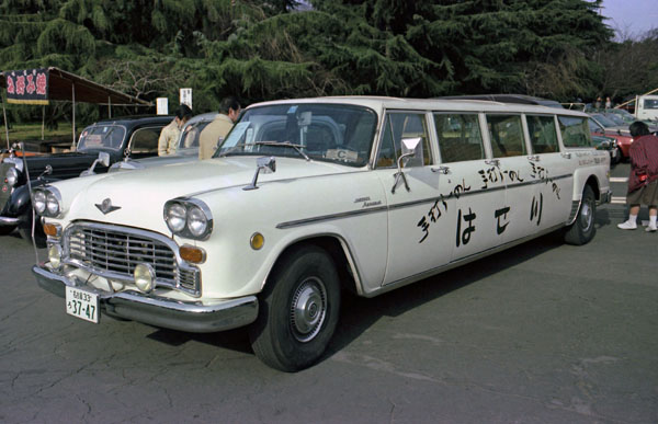 07-2a (82-03-16) 1969 Checker Aerobus 8Door StationWogon.jpg