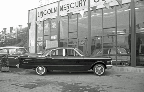 07-2b (053-21) 1961 Mercury Comet 4dr Sedan.jpg