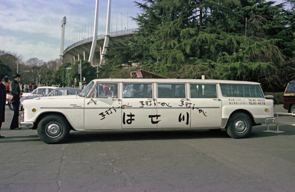 07-2b (82-03-15) 1969 Checker Aerobus 8door StationWagon.jpg