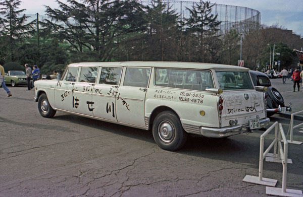 07-2c (82-03-14) 1969 Checker Aerobus 8dr StationWagon.jpg