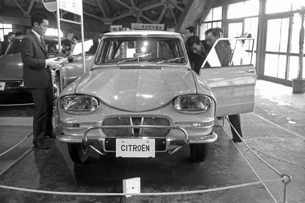 08-3a (131-06) 1966 Citroen Ami 6 4dr Berlina.jpg