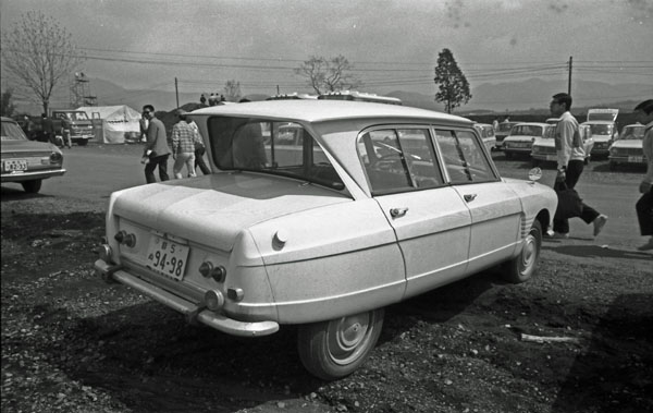 08-5c (178-10) 1961-68 Citroen Ami 6 4dr Berline.jpg