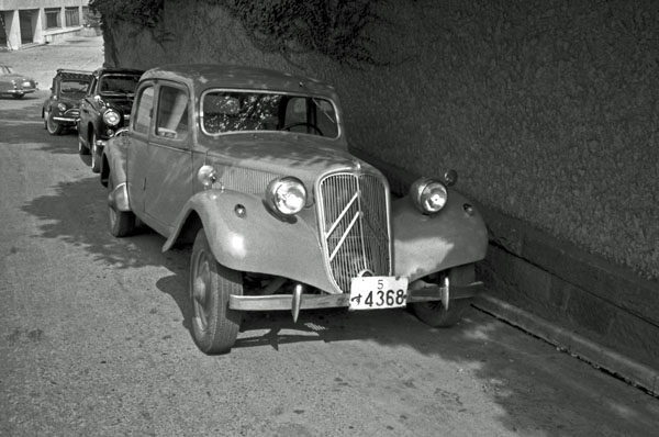 09-1a (051-13) 1953-57 Citroen 11CV Legere.jpg