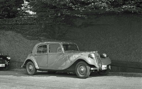 09-1b (052-06)a 1953-57 Citroen 11CV Legere.jpg