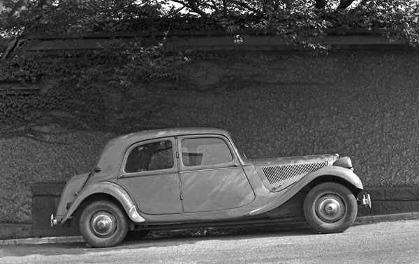 09-1c (052-05) 1953-57 Citroen 11CV Legere.jpg