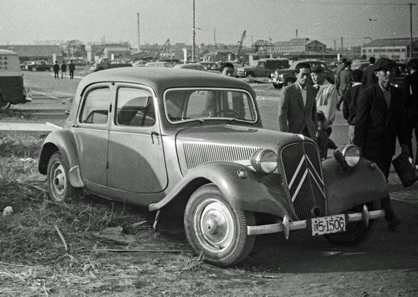 09-2a (004-28)b 1953 Citroen 11CV.jpg