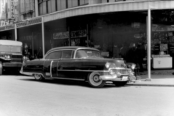 09-2a (097-26) 1954 Cadillac 60 Special 4dr Sedan／1943 Dodge WC61 3／4ton Truck.jpg