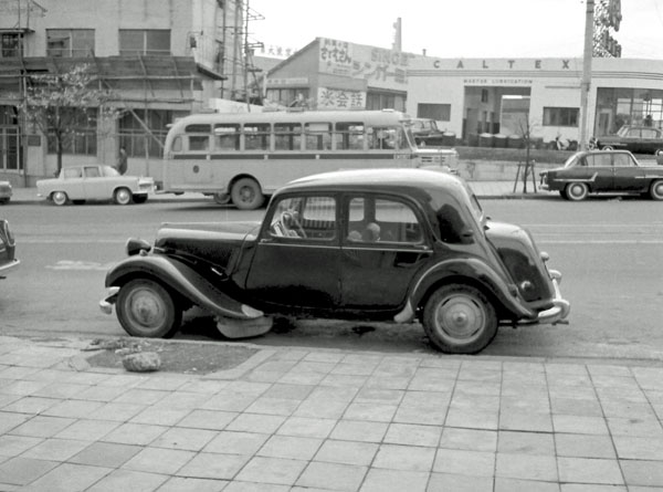 09-3b (091-61) 1953-57 Citroen 11CV Legere.jpg