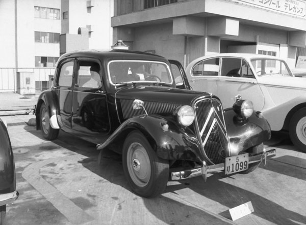 09-5a (137-43) 1953 Citroen 11CV.jpg