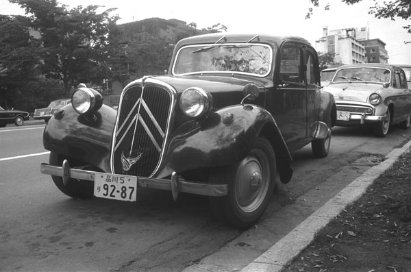 09-7a (157-17) 1953-57 Citroen 11CV Legere.jpg