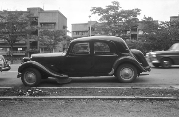 09-7b (157-23) 1953-57 Citroen 11CV Legere.jpg