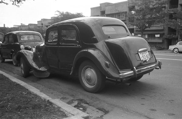 09-7c (157-18) 1953-57 Citroen 11CV Legere.jpg