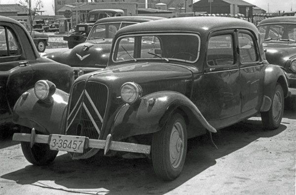 09-8a (008-21b) 1953-57 Citroen 11CV Normale.jpg