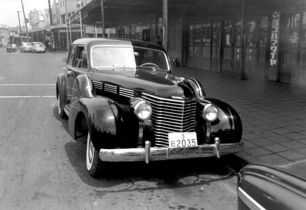 10-1a (070-03) 1938 Cadillac 60S 4dr Special Sedan.jpg