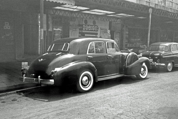 10-1c (070-08) 1938 Cadillac 60S 4dr Special Sedan.jpg