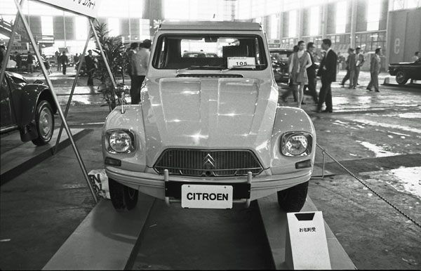 10-3a (211-33) 1970 Citroen Dyane 6 Confort.jpg