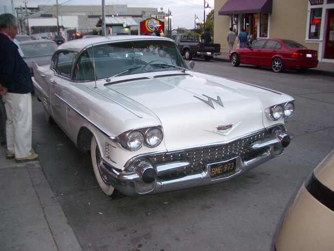 13-2a 04-08-13P_256 1958 Cadillac 62 4dr Sedan(モンテレー市内）.JPG