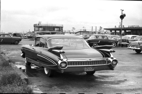 14-8c (005-25) 1959 Cadillac 60 Special Fleetwood 4dr Sedan.jpg