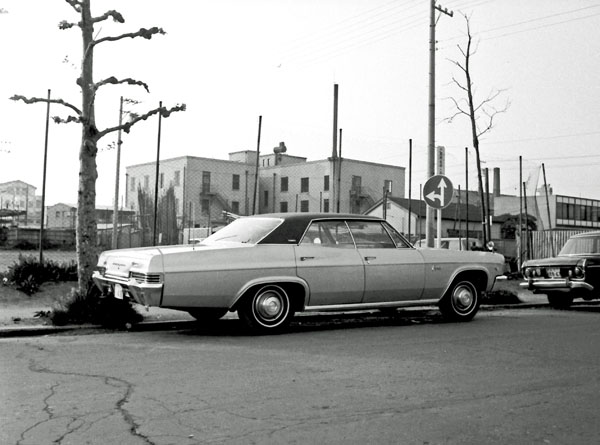 16-1b (147-41) 1966 Chevrolet Caprice 4dr Sedan.jpg