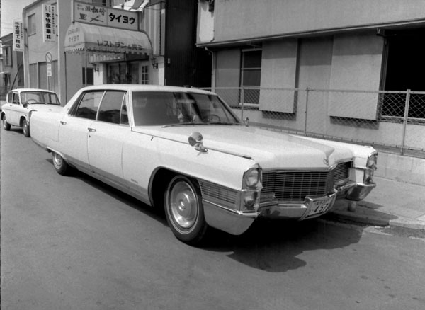 19-1a     270-07 1965 Cadillac 60 Specila Fleetwood.jpg