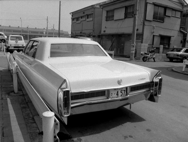 19-1b      270-09 1965 Cadillac 60 Special Fleetwood 4dr. Sedan.jpg