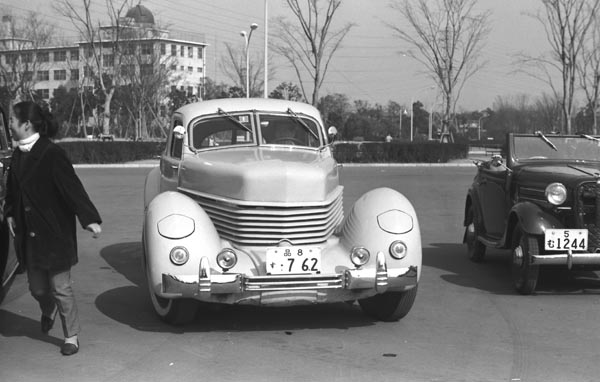 22-1a (144-27) 1937 Cord 810 4dr Sedan.jpg