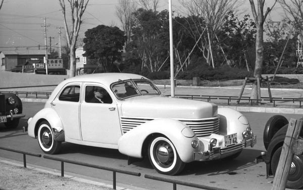 22-1b (144-08) 1937 Cord 810 4dr Sedan.jpg