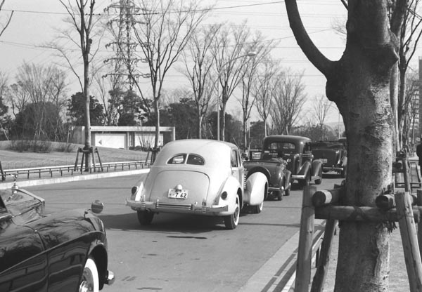 22-1c (144-11) 1937 Cord 810 4dr Sedan.jpg