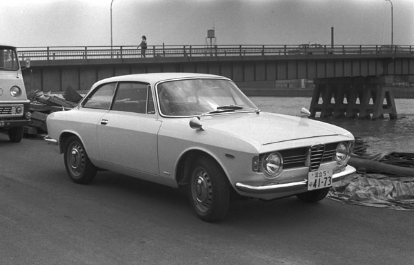 23-1 1965 Alfa Romeo Giulia Sprint GT Veloce.jpg