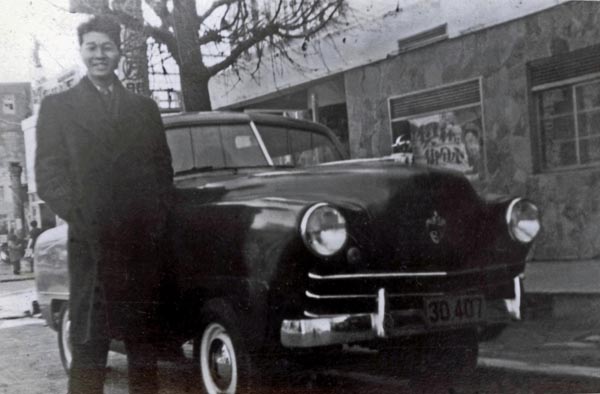 24-1a (000-00) 1949-50  Crosley 4dr Sedan(幹夫・1950年神田にて）.jpg