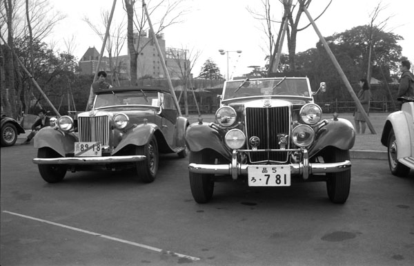 240-09  (左) 1952 MG TD 中村正三郎／(右)1951 MG TD 鵜川友明）.jpg