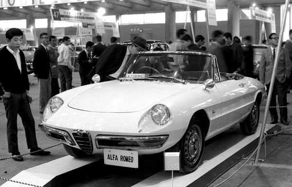 27-1 (173-05) 1967 Alfa Romeo 1600 Spider Duetto.jpg