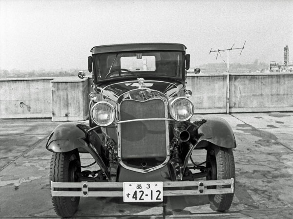 30-5a (136-09) 1930 Ford ModelA Deluxe Coupe.jpg