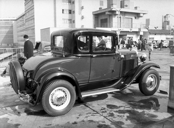 30-5c (136-11) 1930 Ford ModelA Deluxe Coupe（ホイールは34年以降のもの）.jpg
