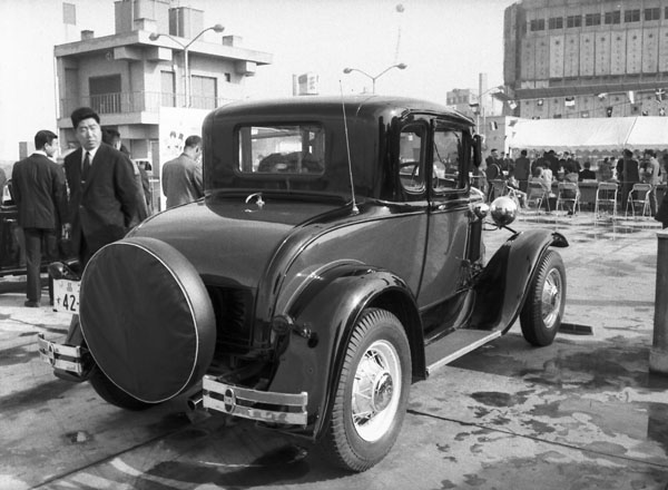 30-5d (136-12) 1930 Ford ModelA Deluxe Coupe.jpg