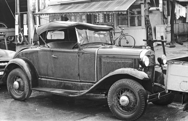 30-8a (076-11) 1930 Ford ModelA Standerd Roadster.jpg