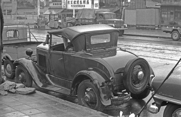 30-8d (076-12) 1930 Ford ModelA Standerd Roadster.jpg