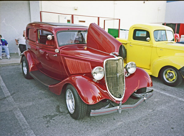 33-1a (98-F10-19) 1933 Ford V8 DeLuxe Tudor Sedan.jpg