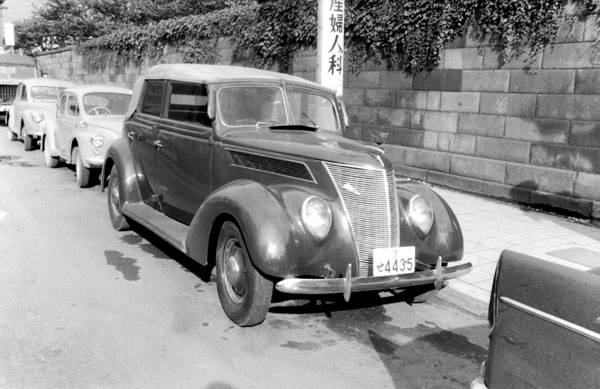 37-1a (050-13) 1937 Ford V8 Convertible Sedan.jpg