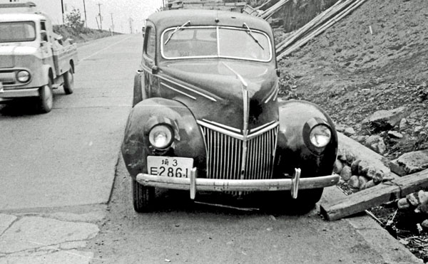 39-1a (070-17) 1939 Ford Deluxe Tudor Sedan.jpg