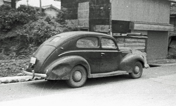 39-1c (070-20) 1939 Ford Deluxe Tudor Sedan.jpg