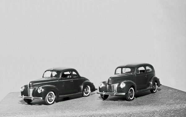 40-0 (076-38) 1940 Ford (L)Delux 5Window Coupe／(R)Standerd Tudor Sedan.jpg