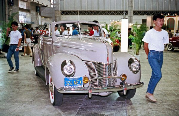 40-1a 90-22-30 1940 Ford DeLuxe Convertible Coupe.jpg