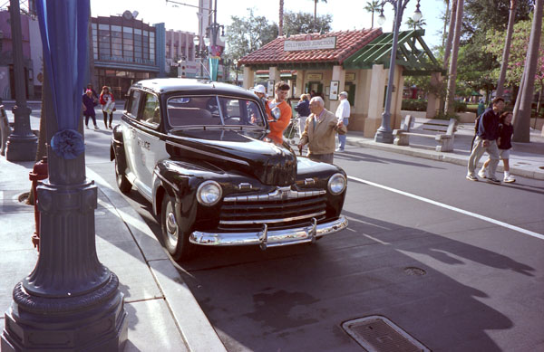 46-2a(98-F06-15) 1946 Ford DeLuxe Fordor Sedan.jpg