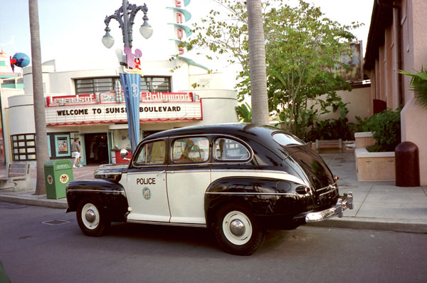 46-2b (98-F06-19) 1946 Ford DeLuxe Fordor Sedan.jpg